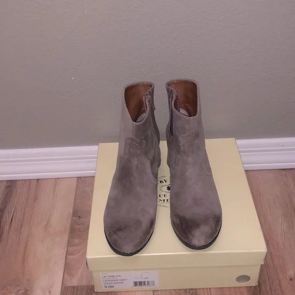 LuckyBrand Tablita SUEDE GREY BOOTS 2.5”Heels Side Zip NWB - Picture 4 of 8